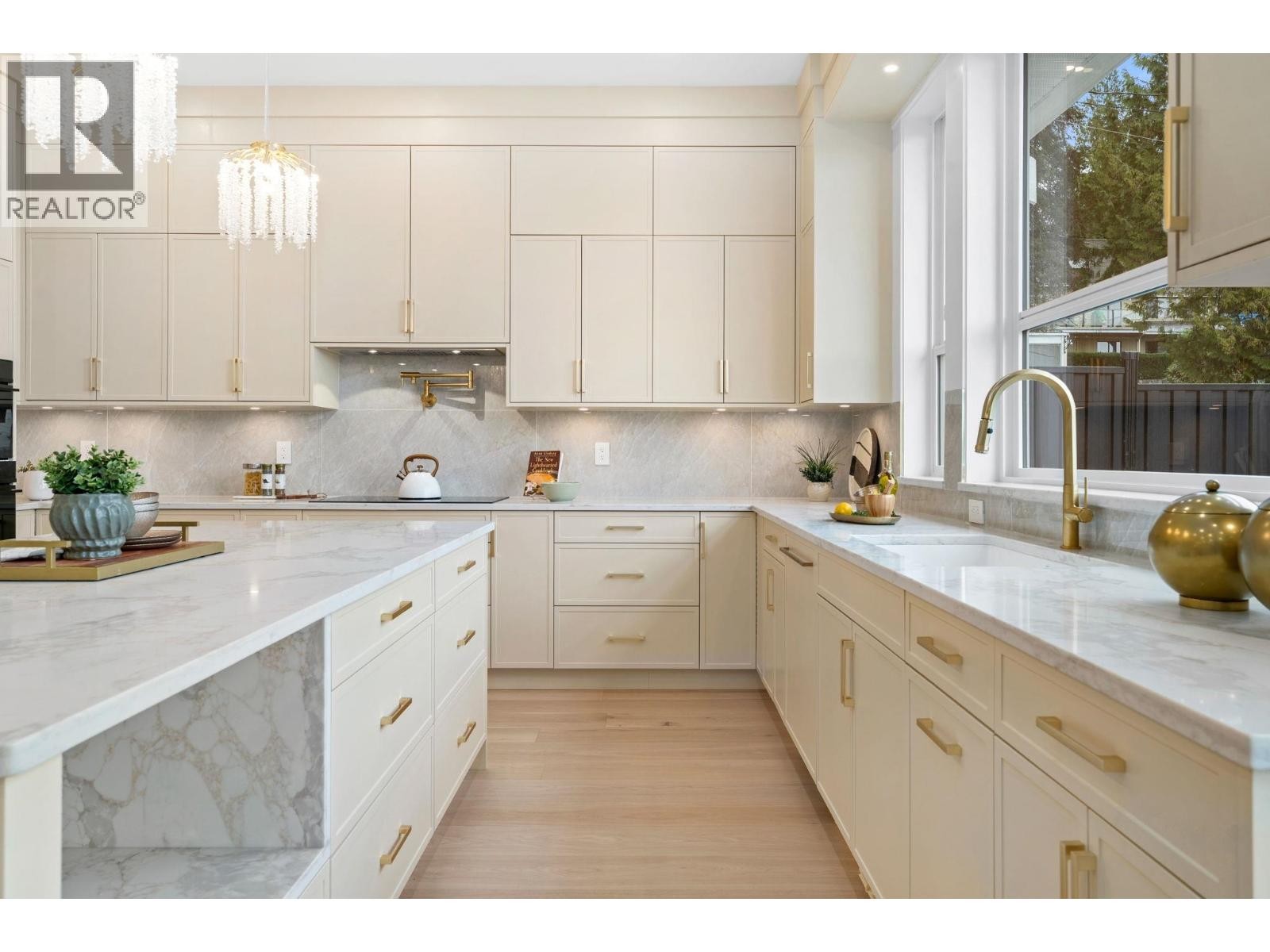 












361 E 22ND STREET

,
North Vancouver,




British Columbia
V7L3C8

