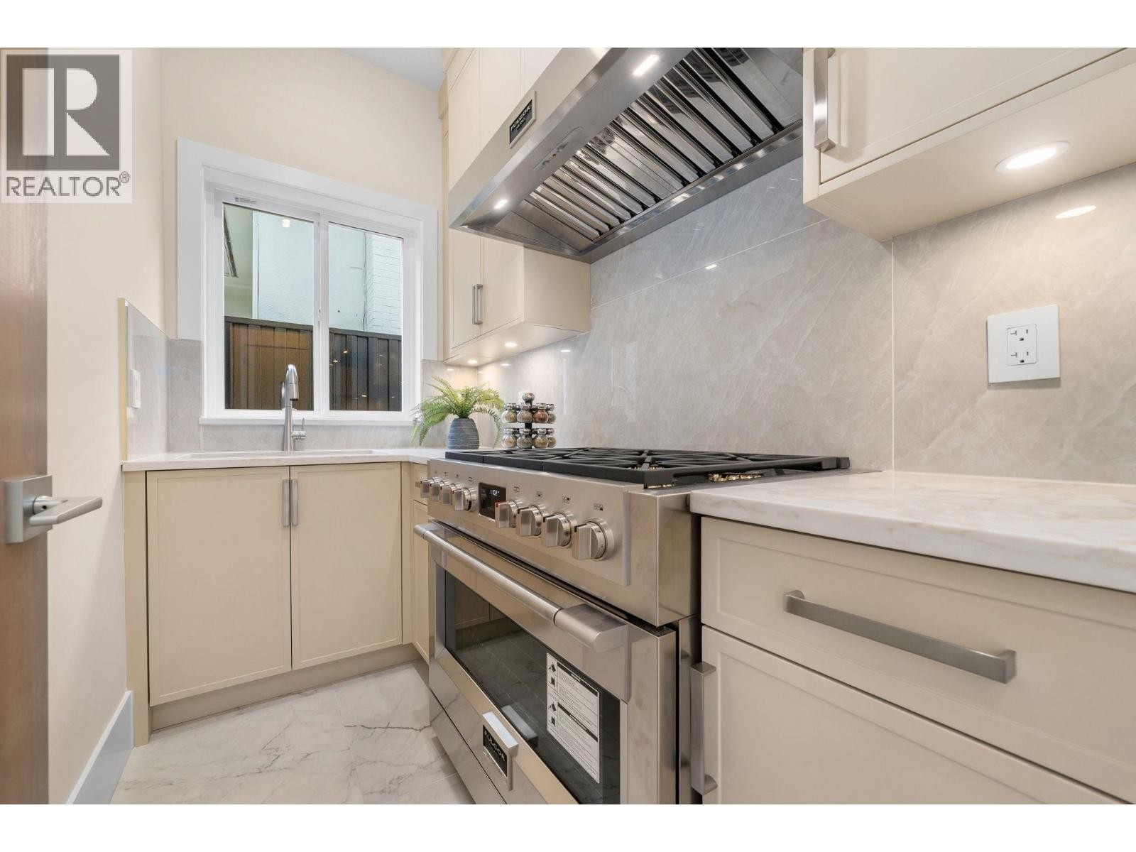 












361 E 22ND STREET

,
North Vancouver,




British Columbia
V7L3C8

