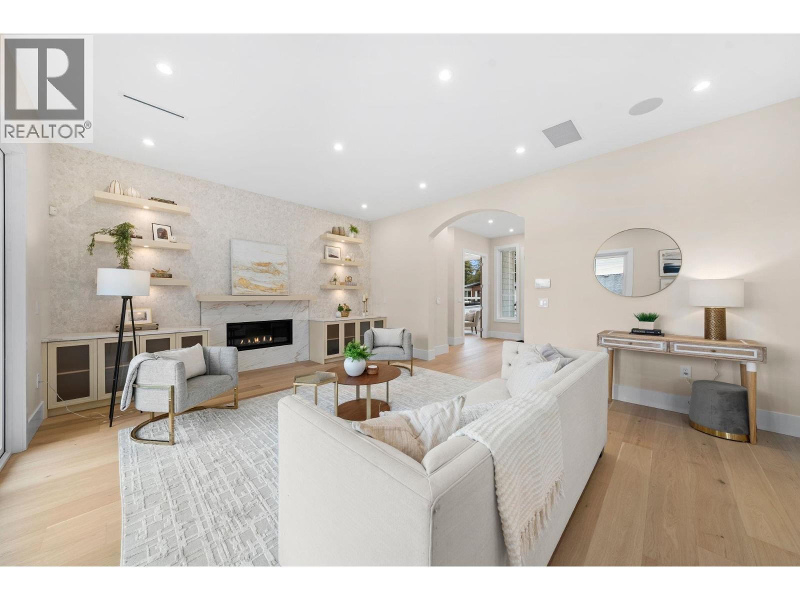 












361 E 22ND STREET

,
North Vancouver,




British Columbia
V7L3C8

