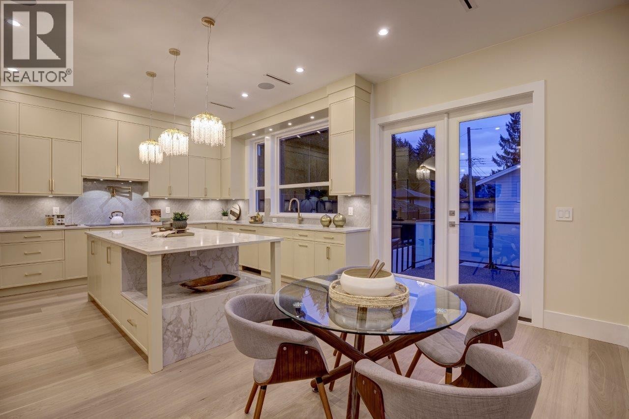 












361 E 22ND STREET

,
North Vancouver,




British Columbia
V7L3C8

