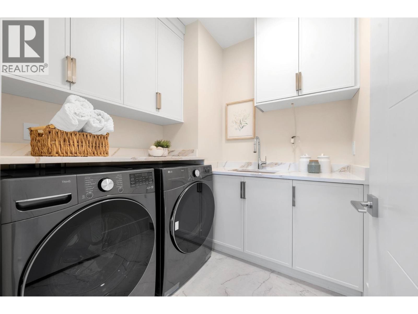 












361 E 22ND STREET

,
North Vancouver,




British Columbia
V7L3C8

