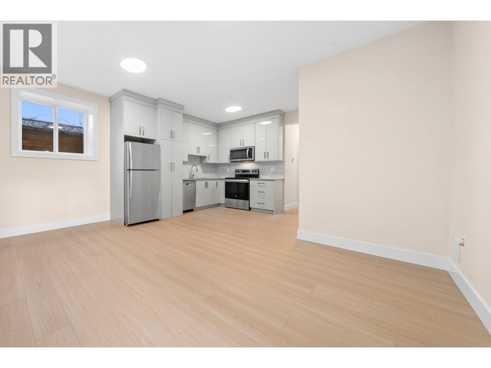 












361 E 22ND STREET

,
North Vancouver,




British Columbia
V7L3C8

