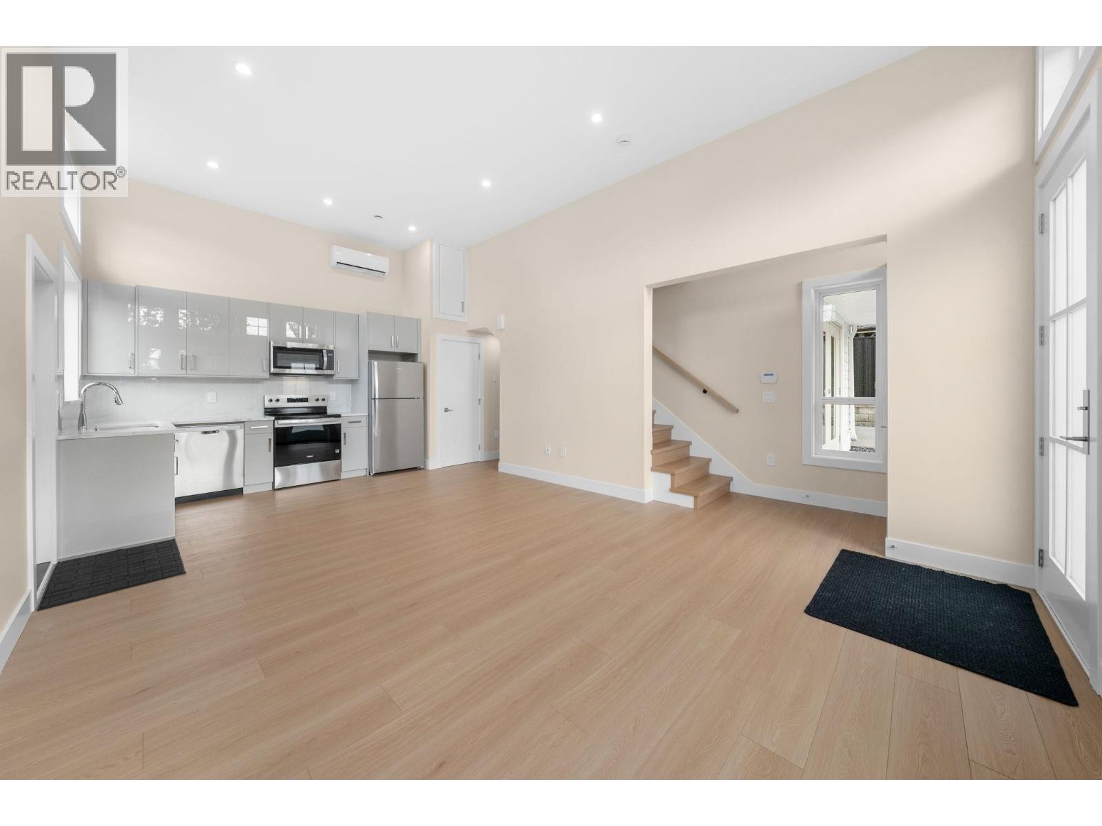 












361 E 22ND STREET

,
North Vancouver,




British Columbia
V7L3C8

