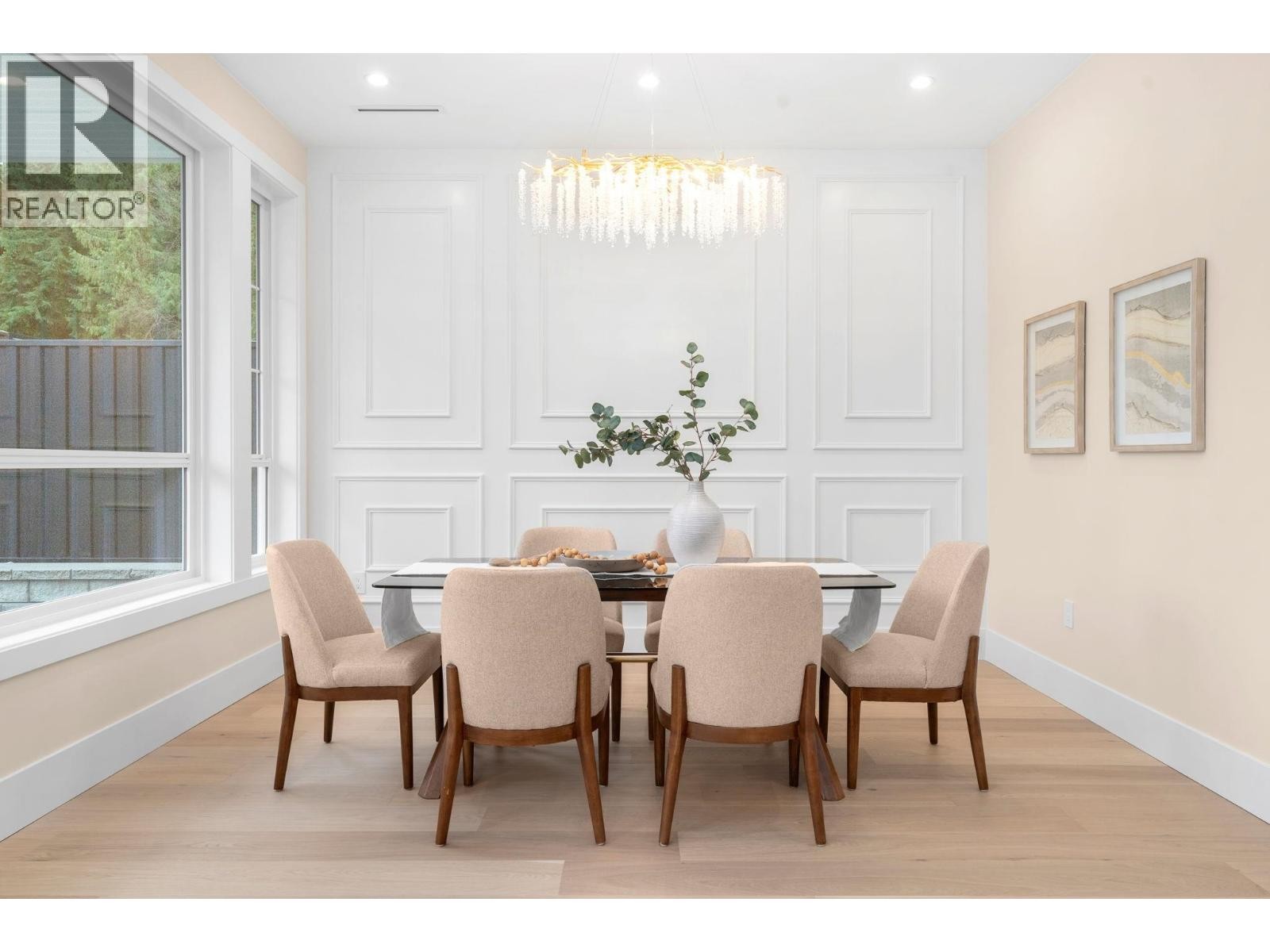 












361 E 22ND STREET

,
North Vancouver,




British Columbia
V7L3C8

