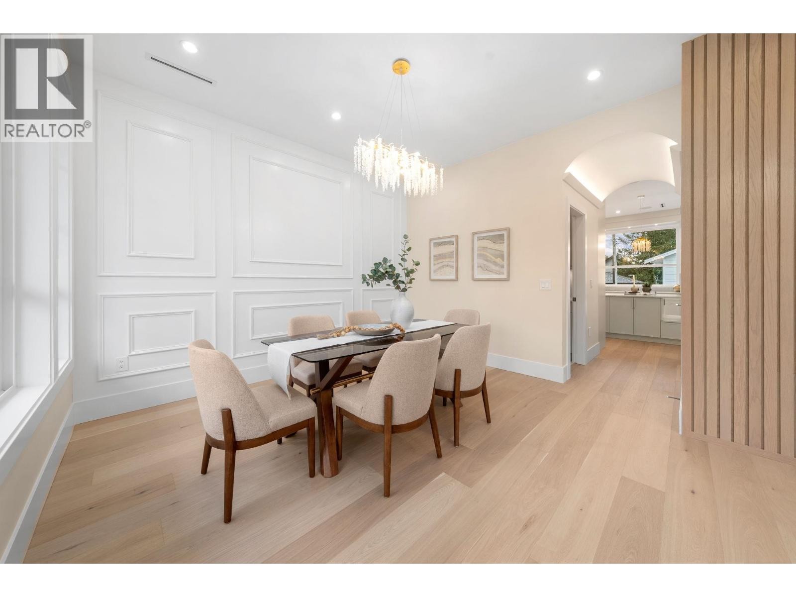 












361 E 22ND STREET

,
North Vancouver,




British Columbia
V7L3C8

