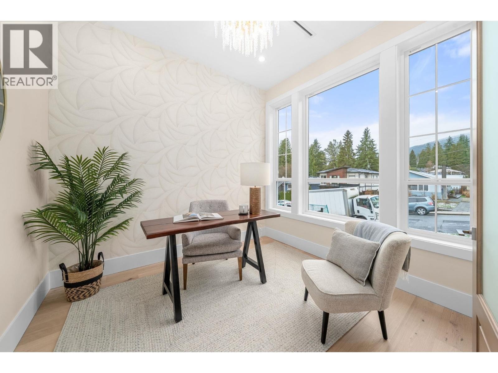 












361 E 22ND STREET

,
North Vancouver,




British Columbia
V7L3C8

