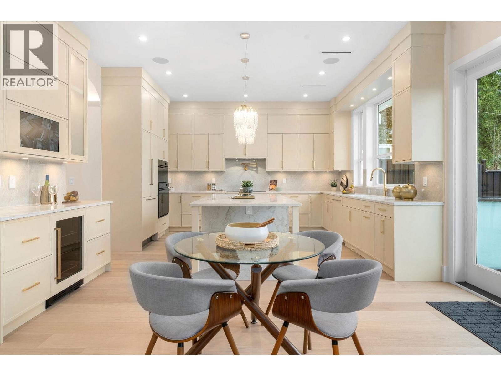 












361 E 22ND STREET

,
North Vancouver,




British Columbia
V7L3C8

