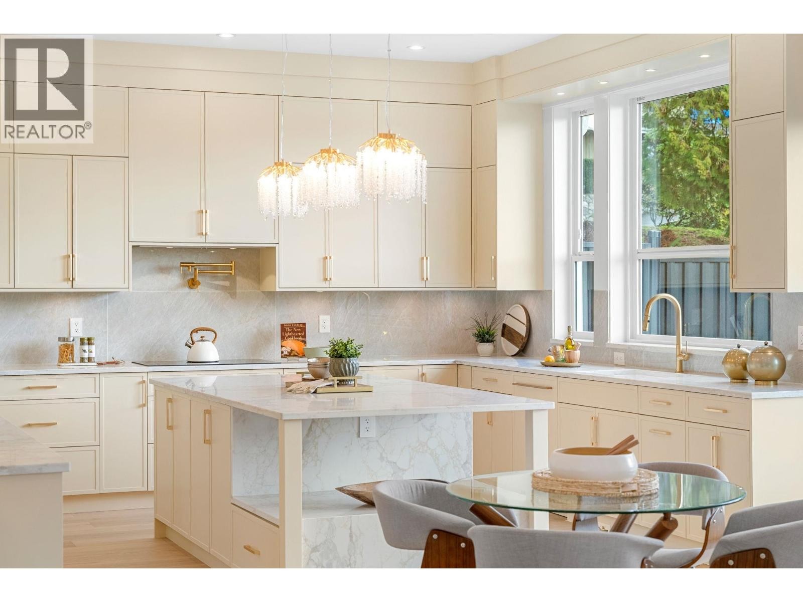 












361 E 22ND STREET

,
North Vancouver,




British Columbia
V7L3C8

