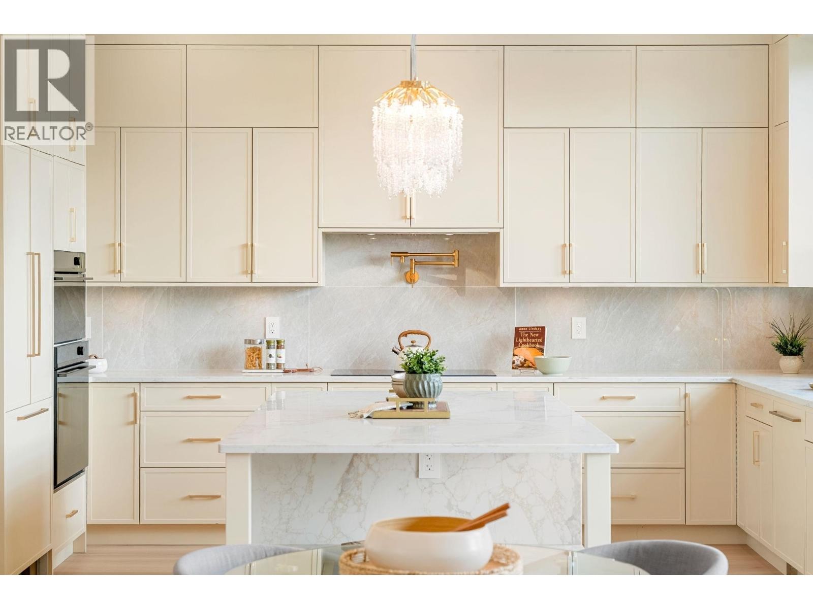 












361 E 22ND STREET

,
North Vancouver,




British Columbia
V7L3C8

