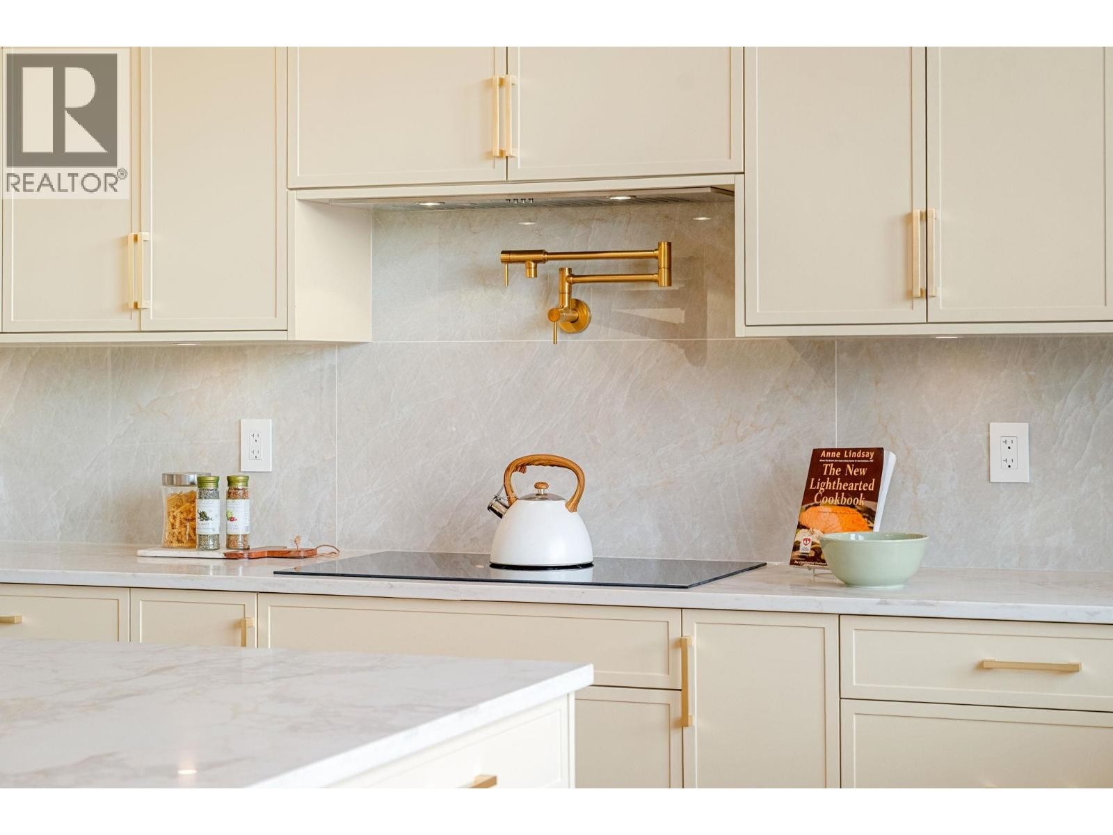 












361 E 22ND STREET

,
North Vancouver,




British Columbia
V7L3C8

