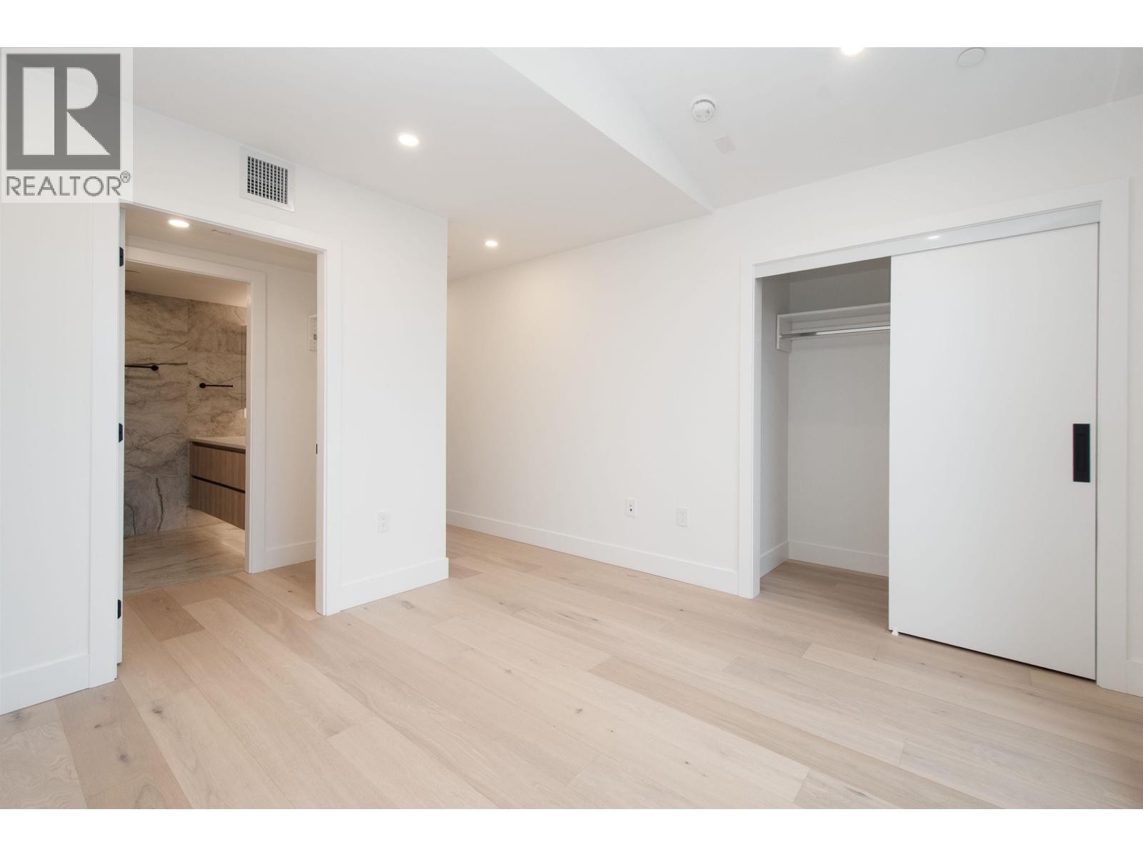 












4170 COLUMBIA STREET

,
Vancouver,




British Columbia
V5Y2J6

