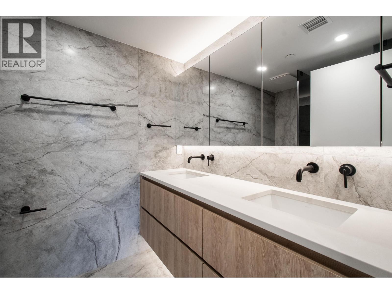 












4170 COLUMBIA STREET

,
Vancouver,




British Columbia
V5Y2J6

