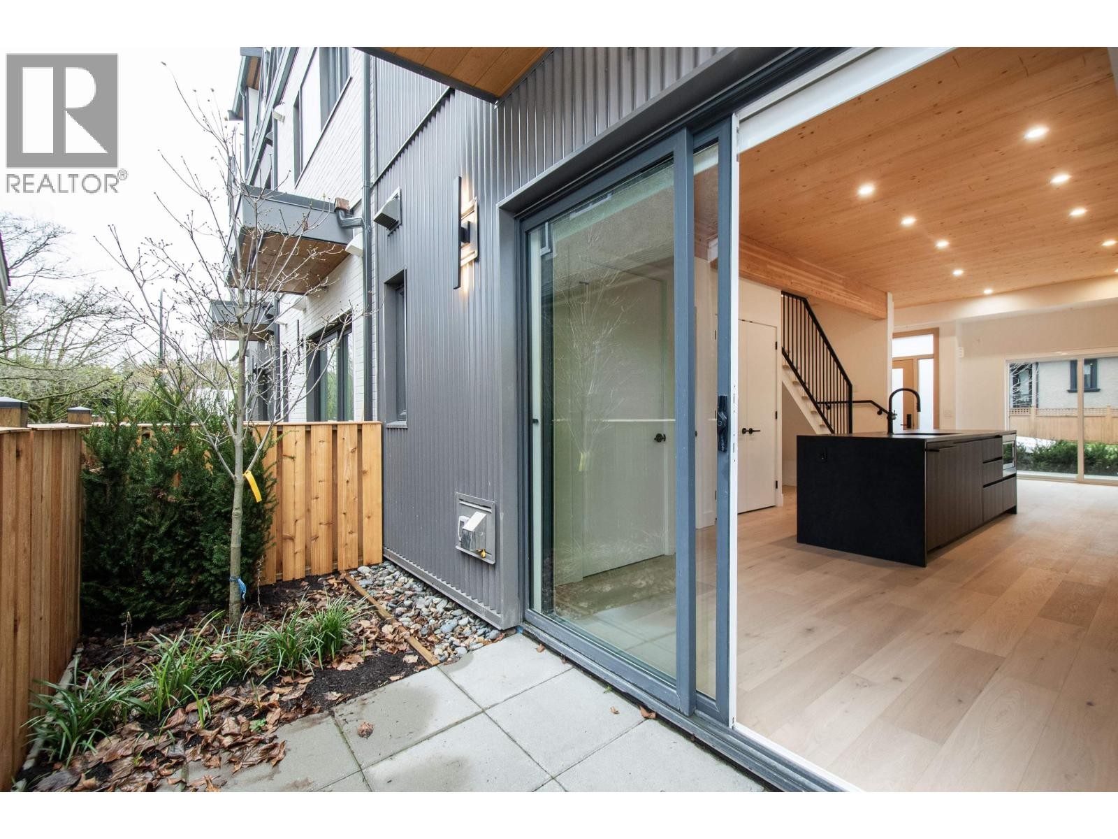 












4170 COLUMBIA STREET

,
Vancouver,




British Columbia
V5Y2J6

