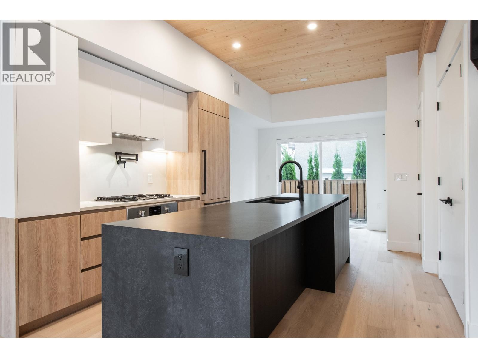 












4170 COLUMBIA STREET

,
Vancouver,




British Columbia
V5Y2J6

