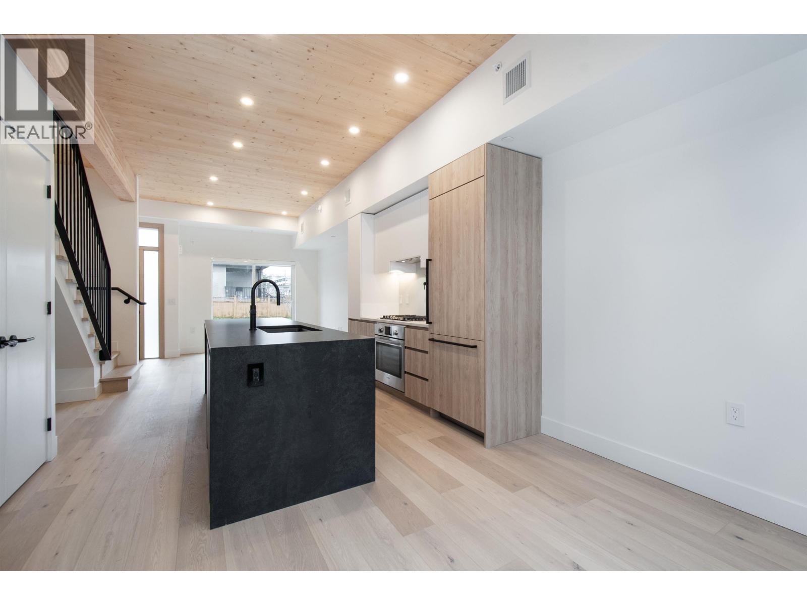 












4170 COLUMBIA STREET

,
Vancouver,




British Columbia
V5Y2J6

