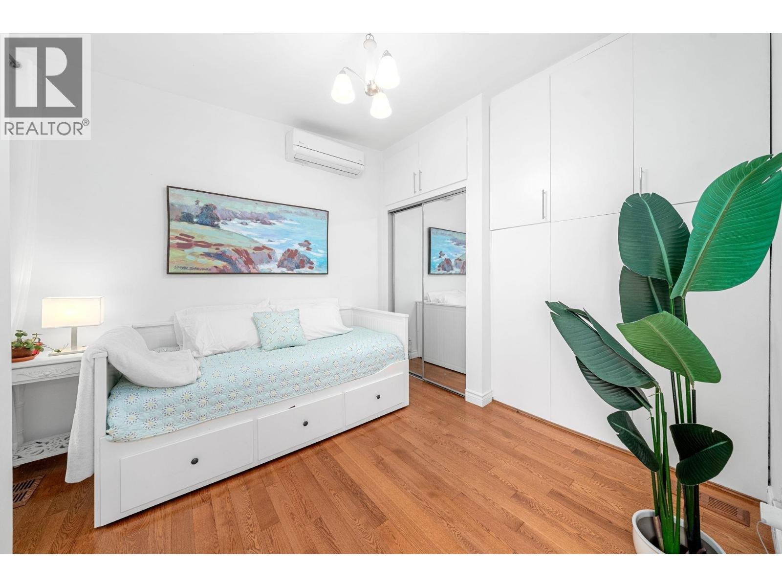 












2540 BOSWELL AVENUE

,
North Vancouver,




British Columbia
V7H1L7

