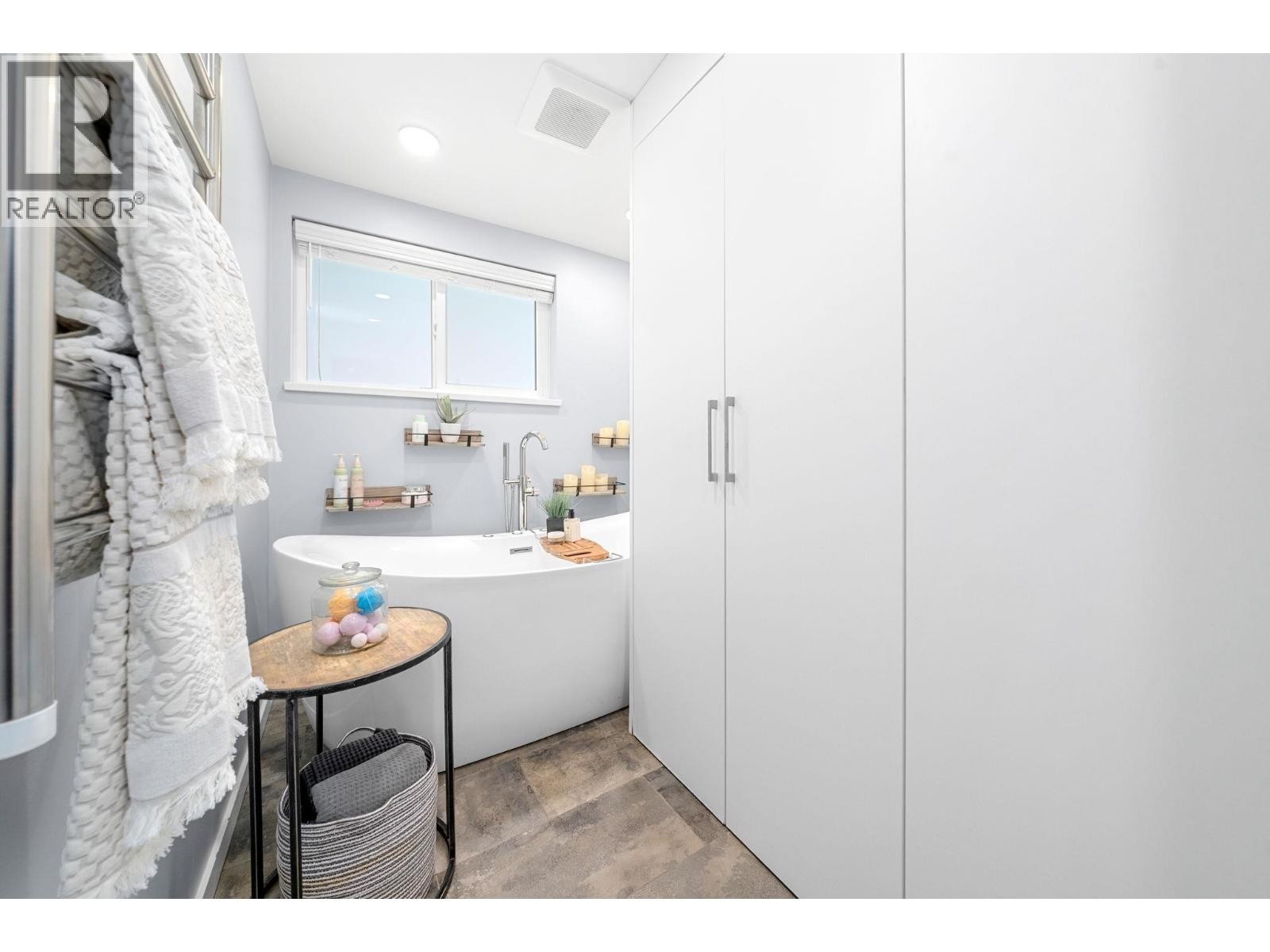 












2540 BOSWELL AVENUE

,
North Vancouver,




British Columbia
V7H1L7

