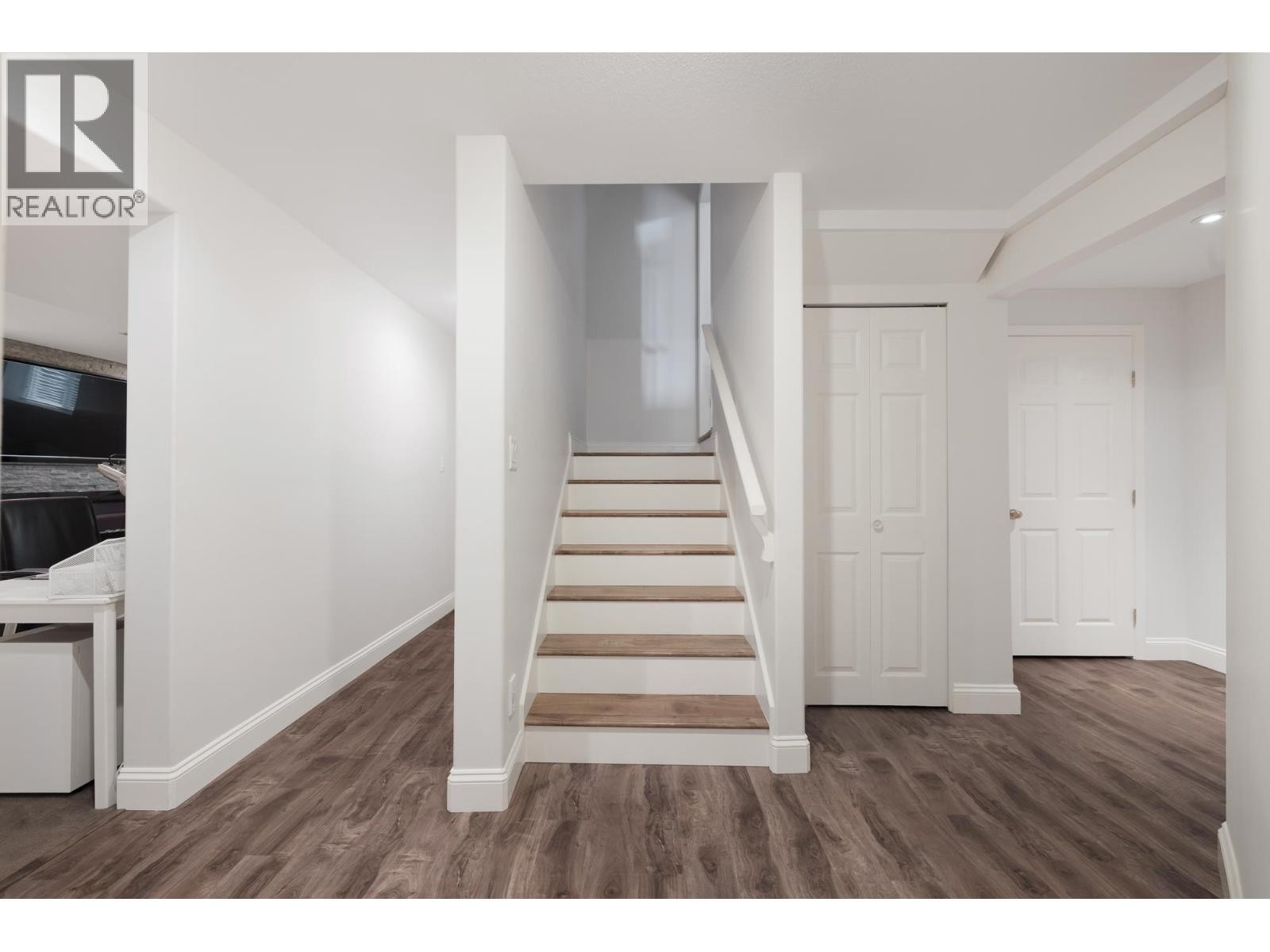 












118 CHESTNUT COURT

,
Port Moody,




British Columbia
V3H5G4

