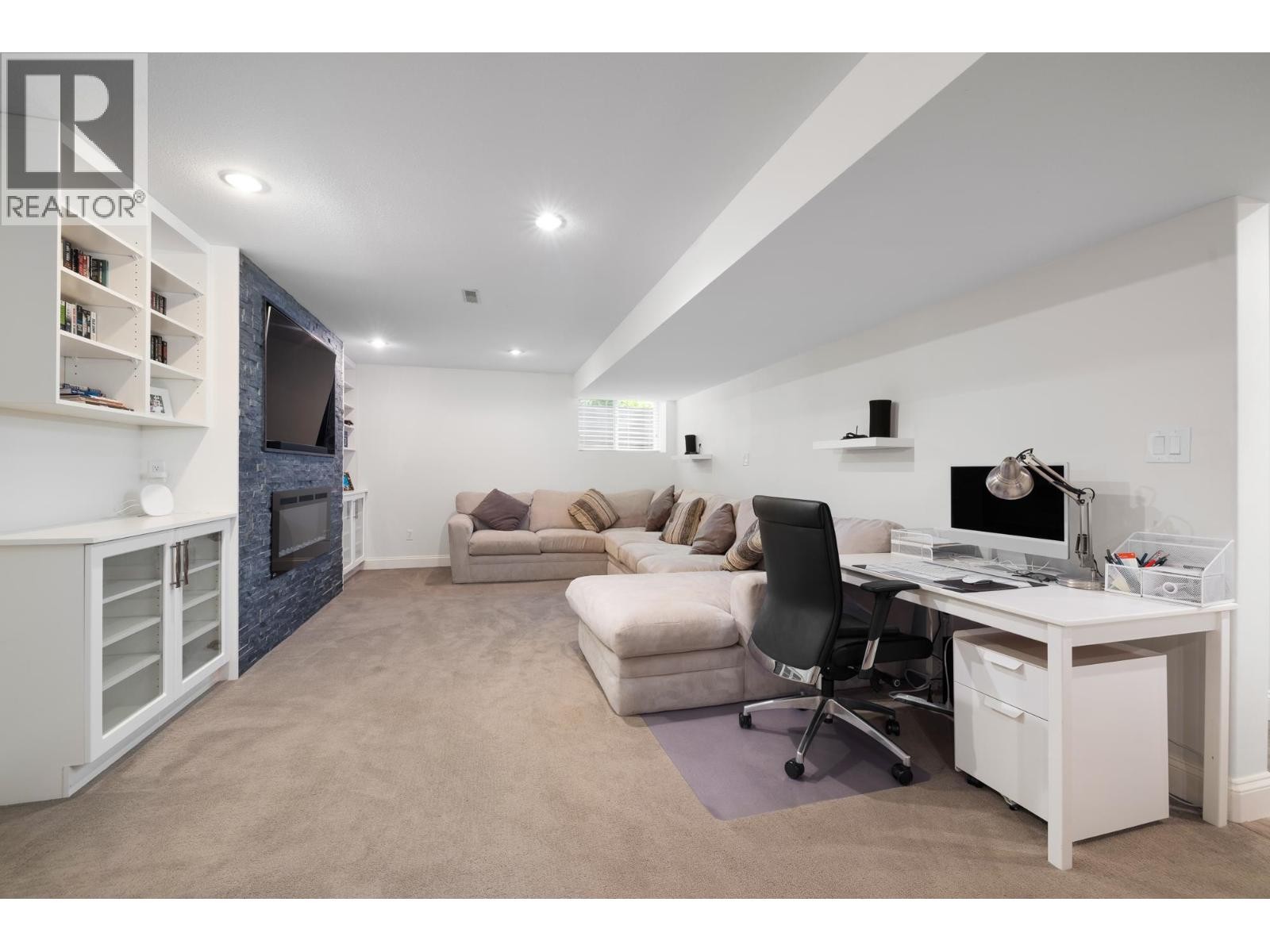 












118 CHESTNUT COURT

,
Port Moody,




British Columbia
V3H5G4

