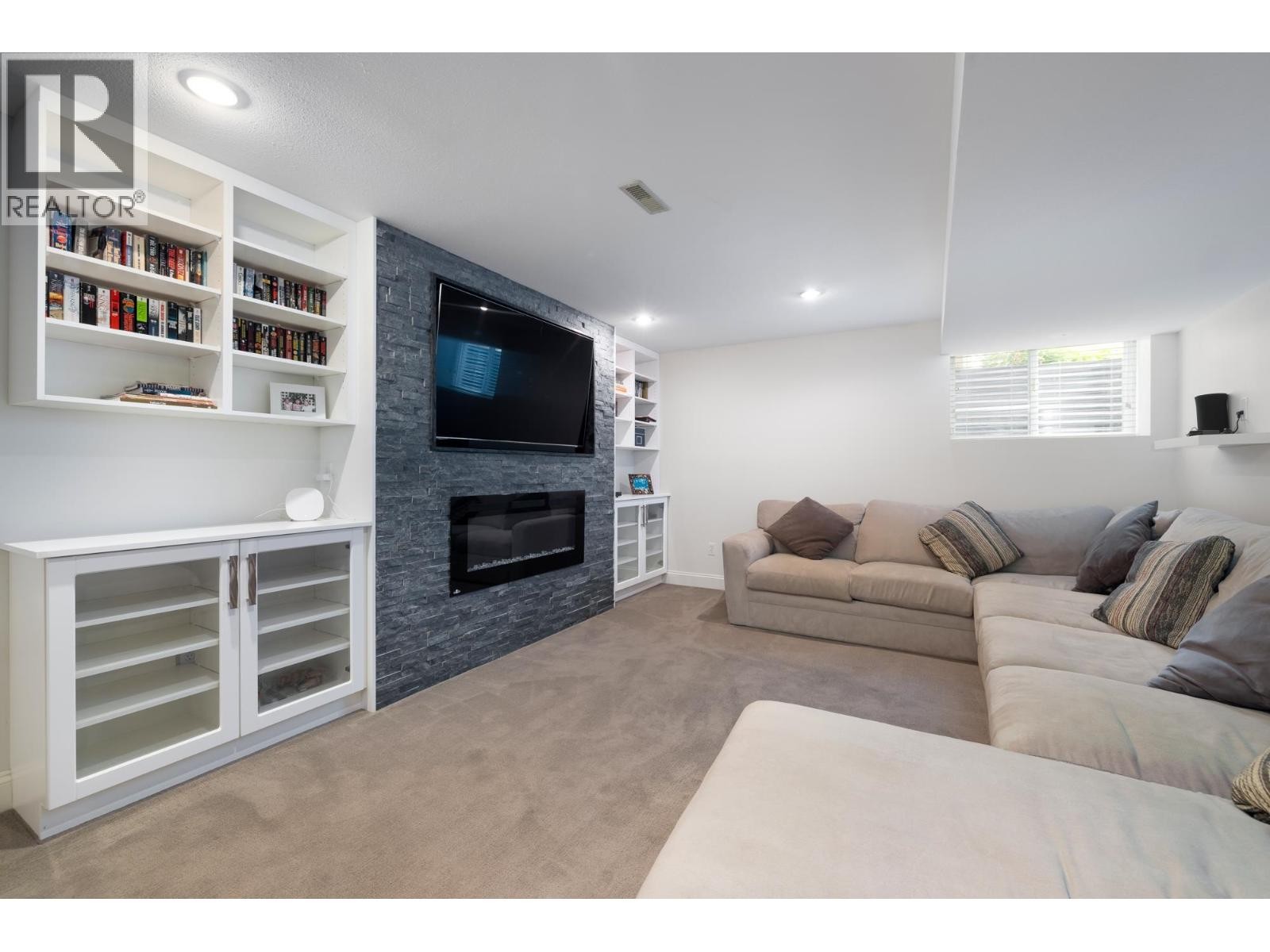 












118 CHESTNUT COURT

,
Port Moody,




British Columbia
V3H5G4

