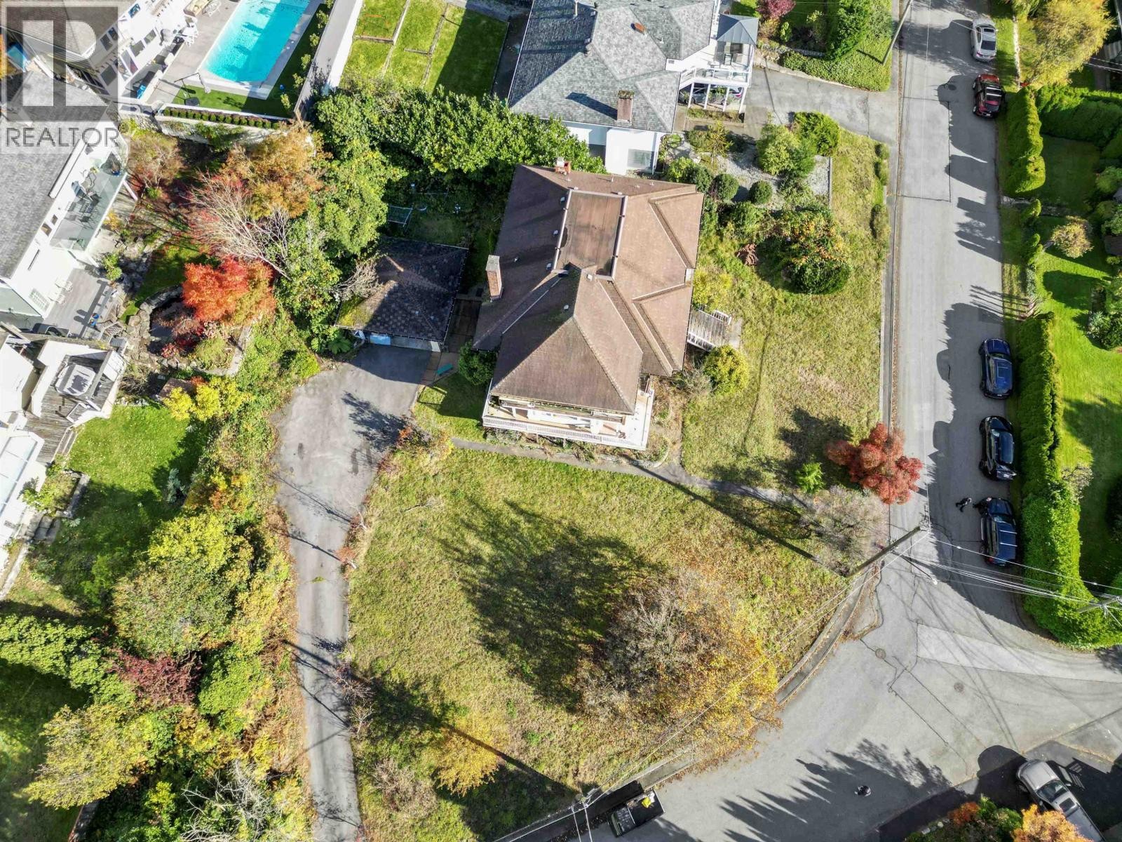 












404 SOMERSET STREET

,
North Vancouver,




British Columbia
V7N1G3

