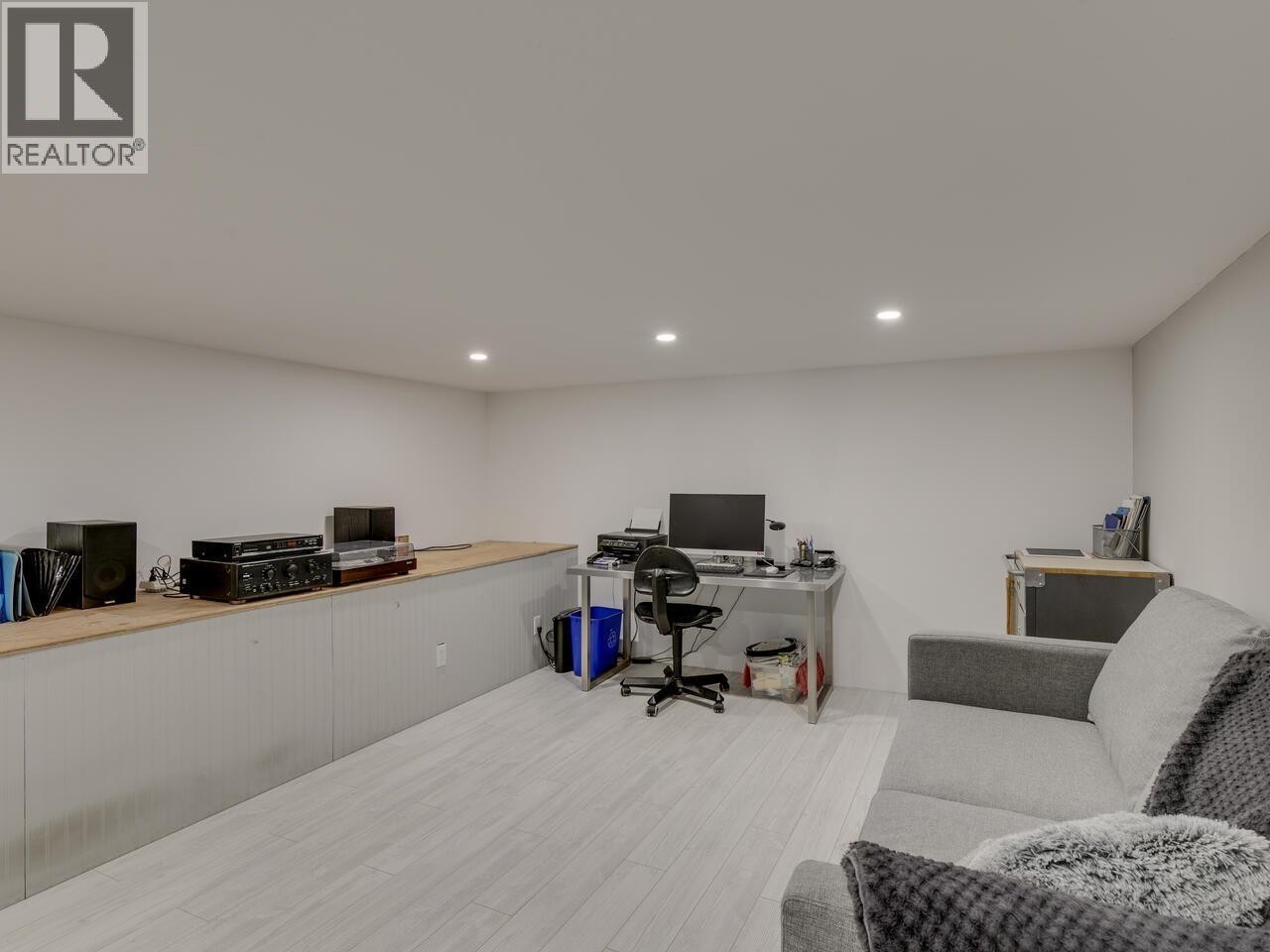 












39070 KINGFISHER ROAD

,
Squamish,




British Columbia
V8B0S9

