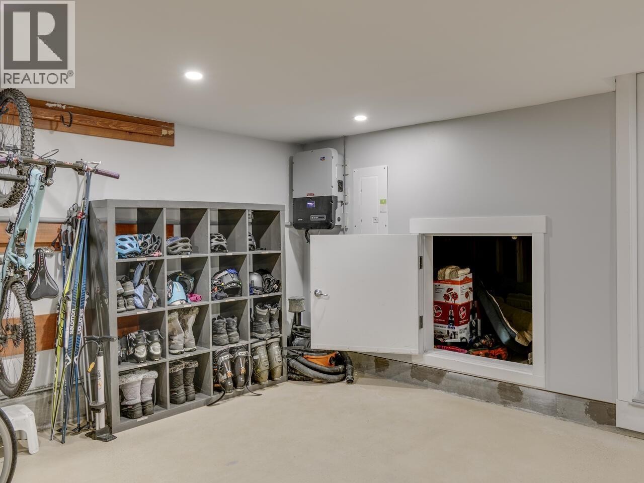 












39070 KINGFISHER ROAD

,
Squamish,




British Columbia
V8B0S9

