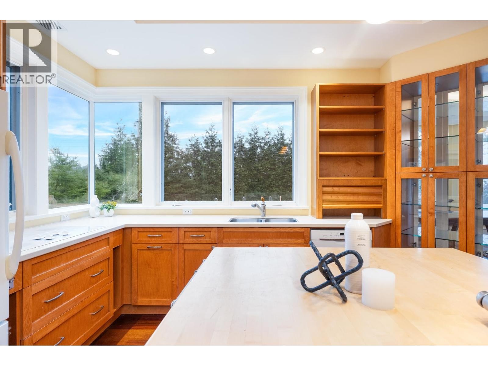 












6220 SUMMIT AVENUE

,
West Vancouver,




British Columbia
V7W1Y2

