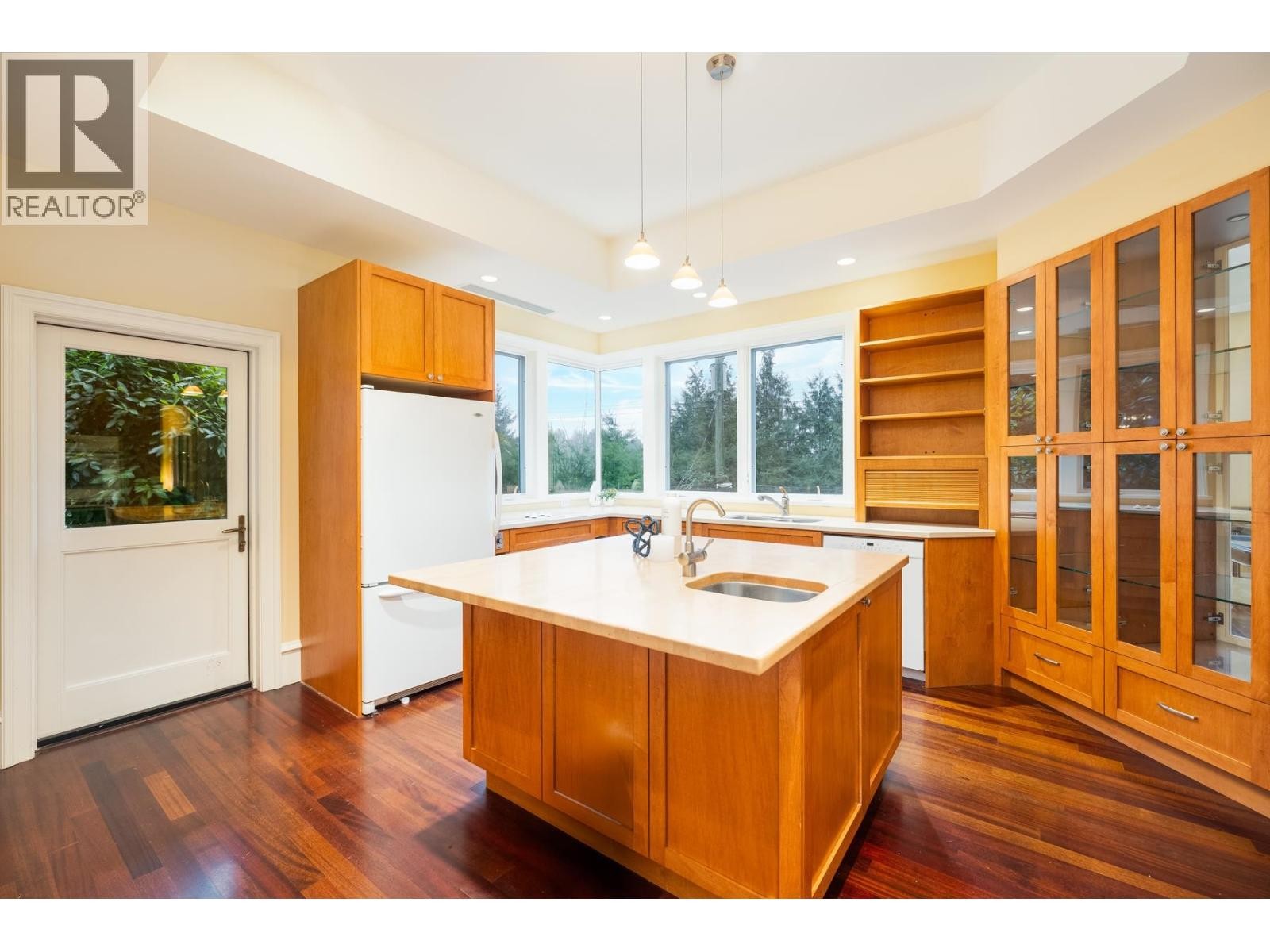 












6220 SUMMIT AVENUE

,
West Vancouver,




British Columbia
V7W1Y2

