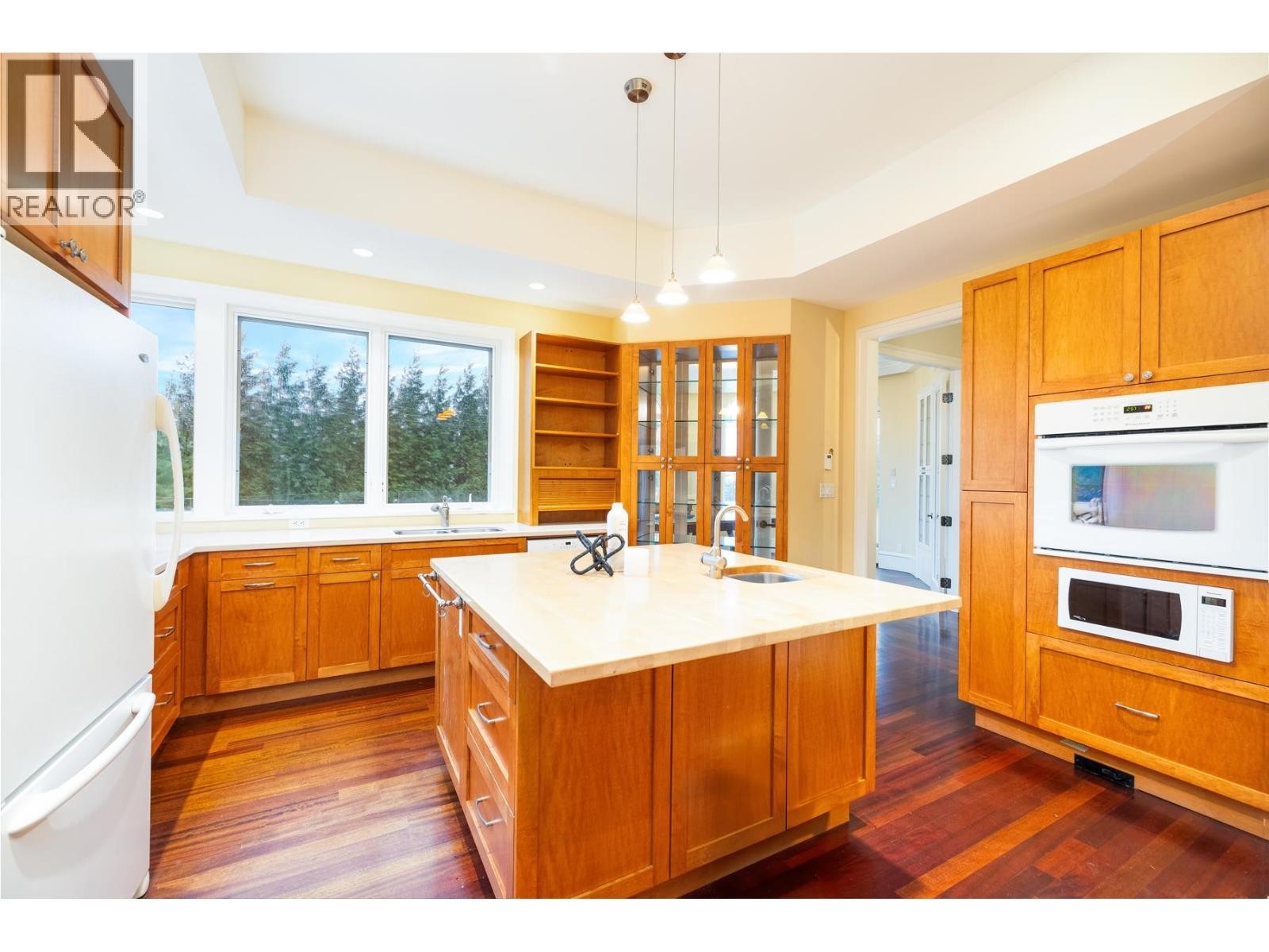 












6220 SUMMIT AVENUE

,
West Vancouver,




British Columbia
V7W1Y2

