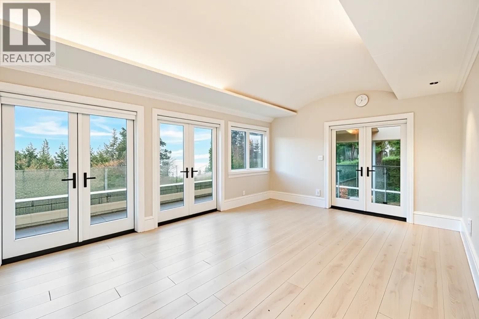 












6220 SUMMIT AVENUE

,
West Vancouver,




British Columbia
V7W1Y2

