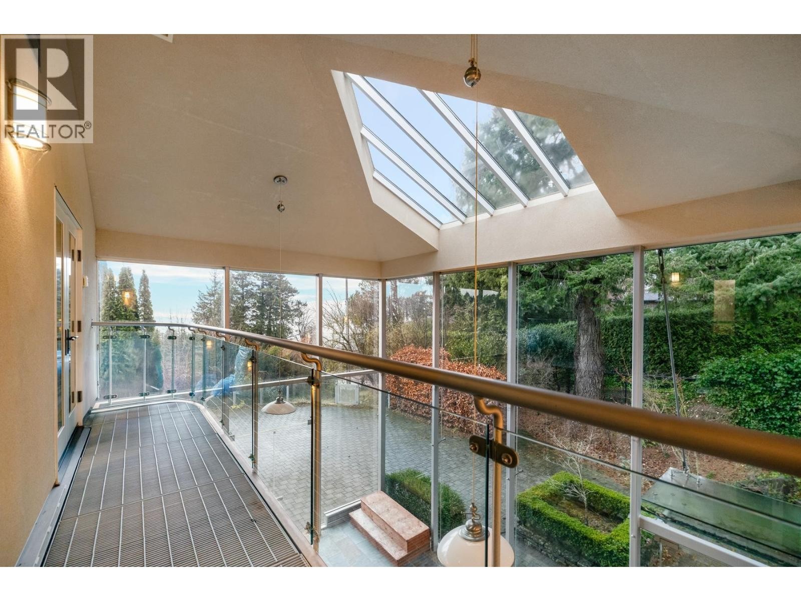 












6220 SUMMIT AVENUE

,
West Vancouver,




British Columbia
V7W1Y2

