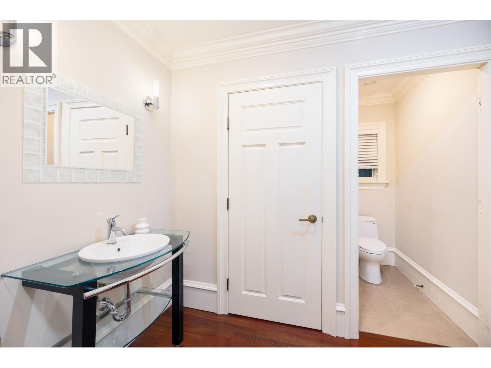 












6220 SUMMIT AVENUE

,
West Vancouver,




British Columbia
V7W1Y2

