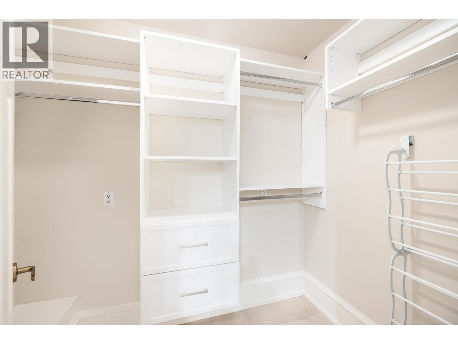 












6220 SUMMIT AVENUE

,
West Vancouver,




British Columbia
V7W1Y2

