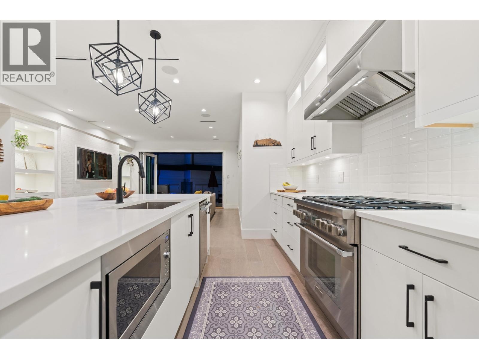 












336 E KEITH ROAD

,
North Vancouver,




British Columbia
V7L1V7

