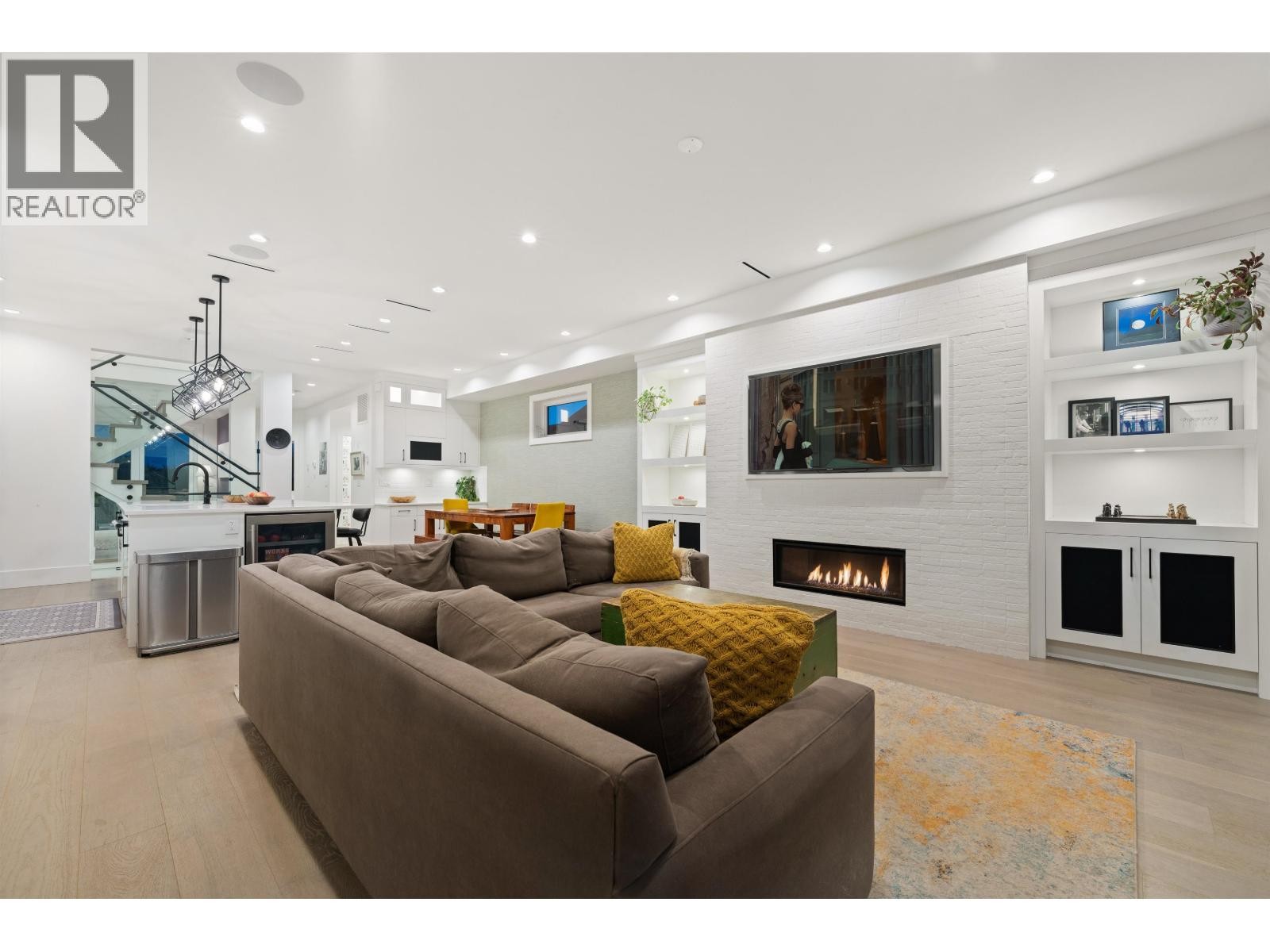 












336 E KEITH ROAD

,
North Vancouver,




British Columbia
V7L1V7

