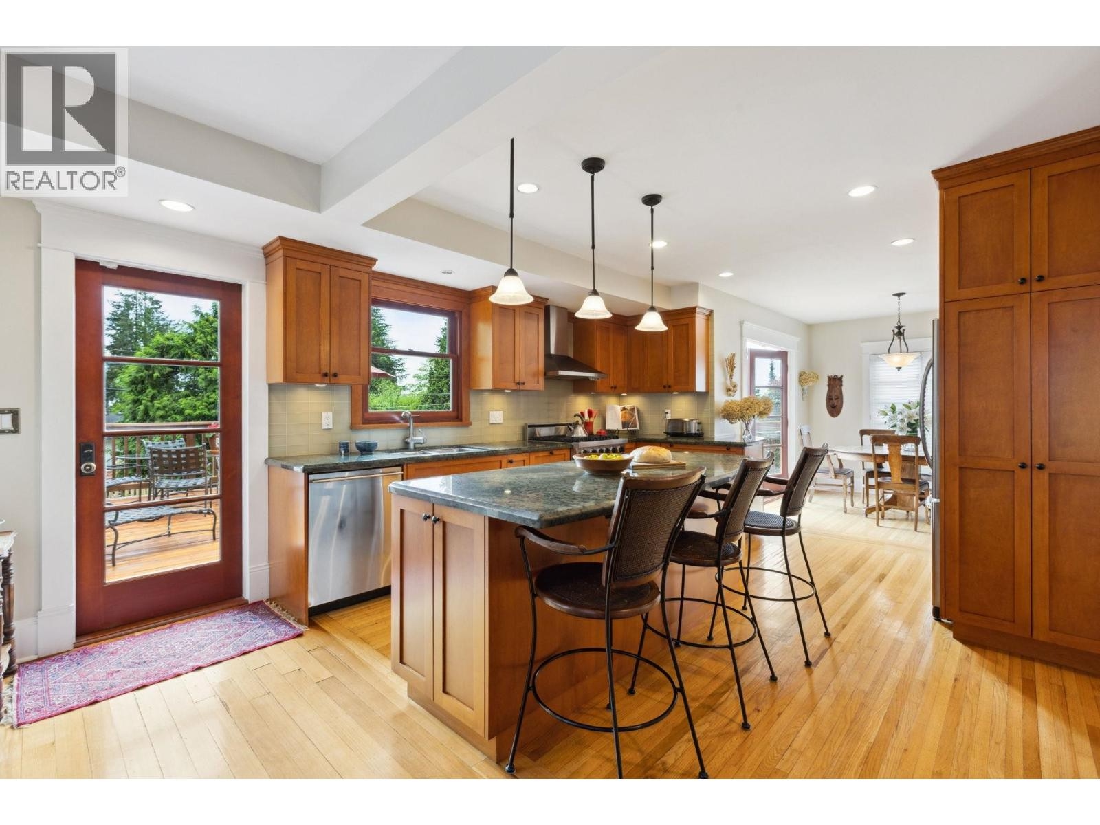 












349 E 24TH STREET

,
North Vancouver,




British Columbia
V7L3E9

