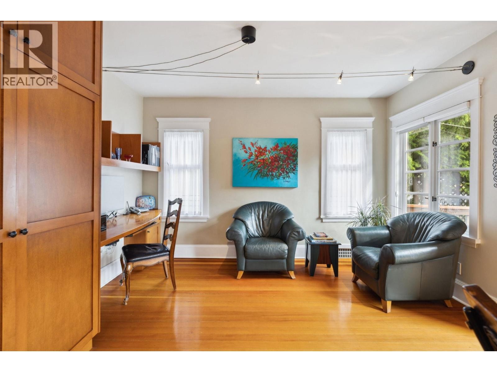 












349 E 24TH STREET

,
North Vancouver,




British Columbia
V7L3E9

