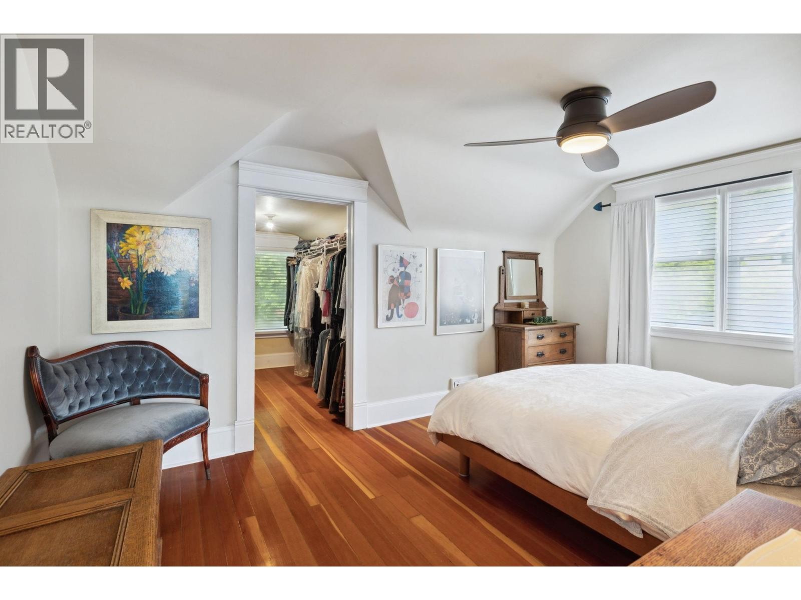 












349 E 24TH STREET

,
North Vancouver,




British Columbia
V7L3E9

