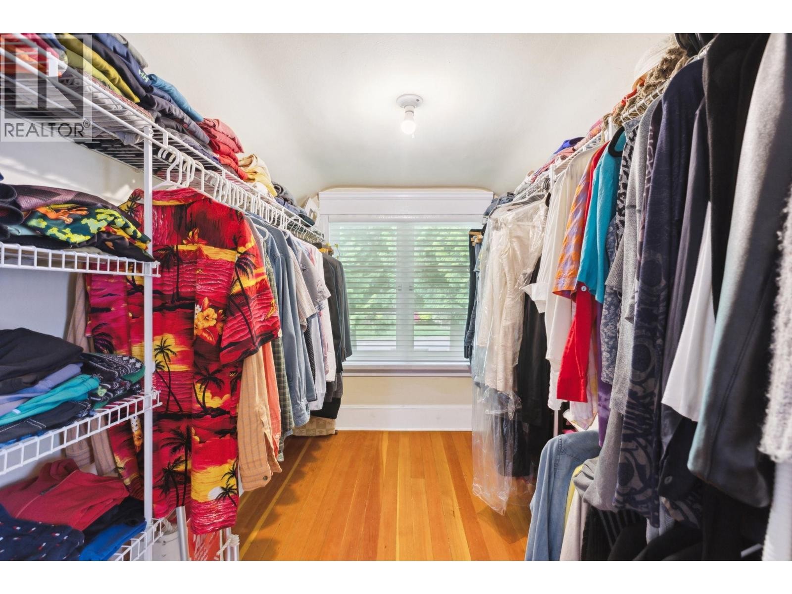 












349 E 24TH STREET

,
North Vancouver,




British Columbia
V7L3E9

