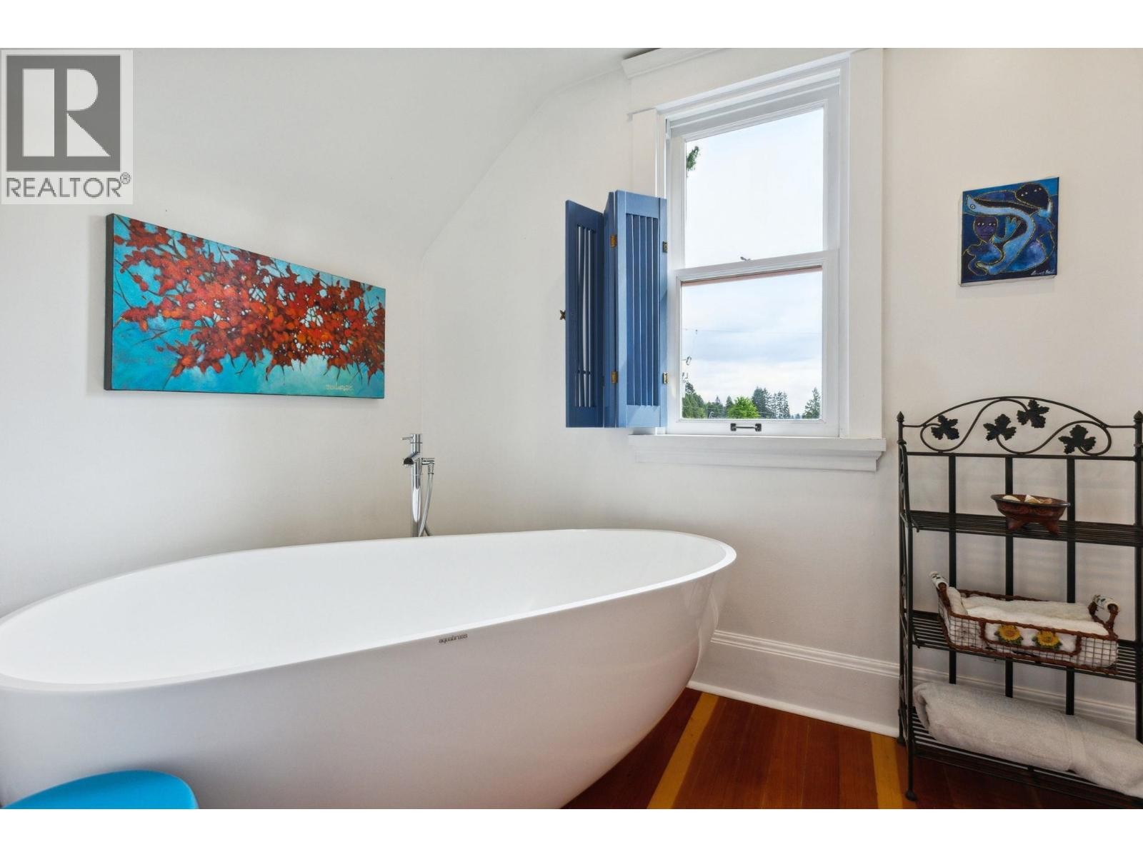 












349 E 24TH STREET

,
North Vancouver,




British Columbia
V7L3E9

