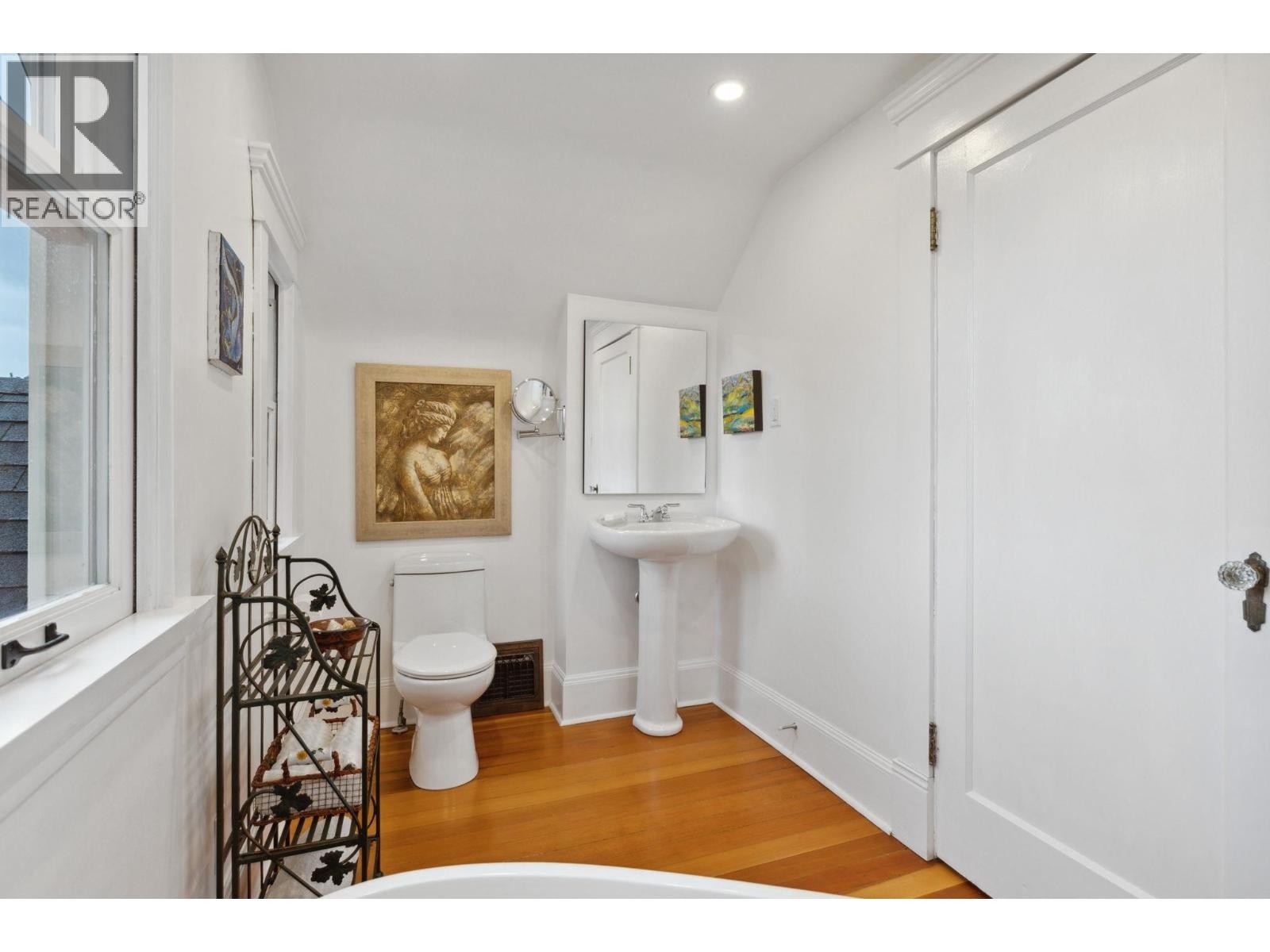 












349 E 24TH STREET

,
North Vancouver,




British Columbia
V7L3E9

