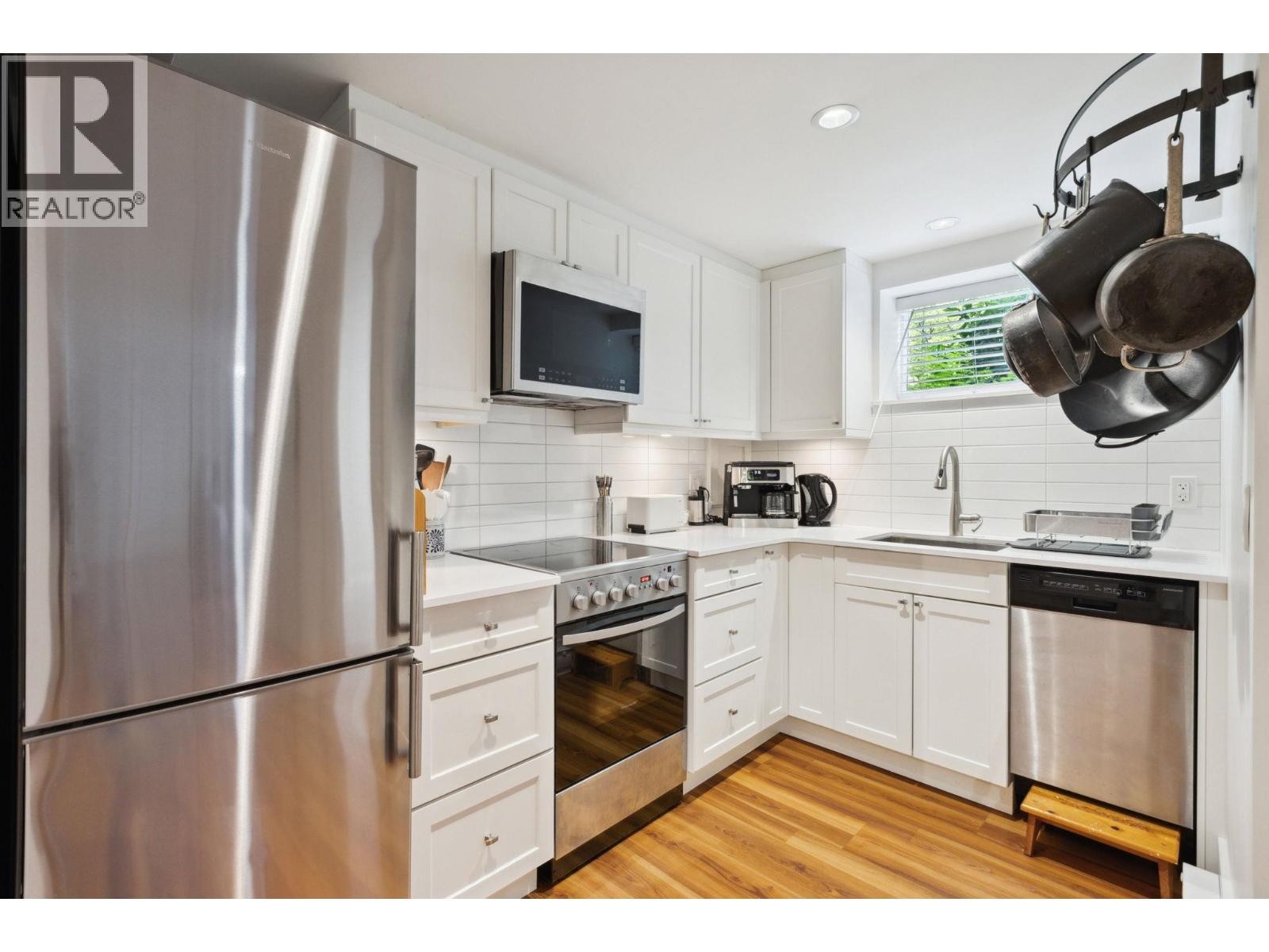 












349 E 24TH STREET

,
North Vancouver,




British Columbia
V7L3E9

