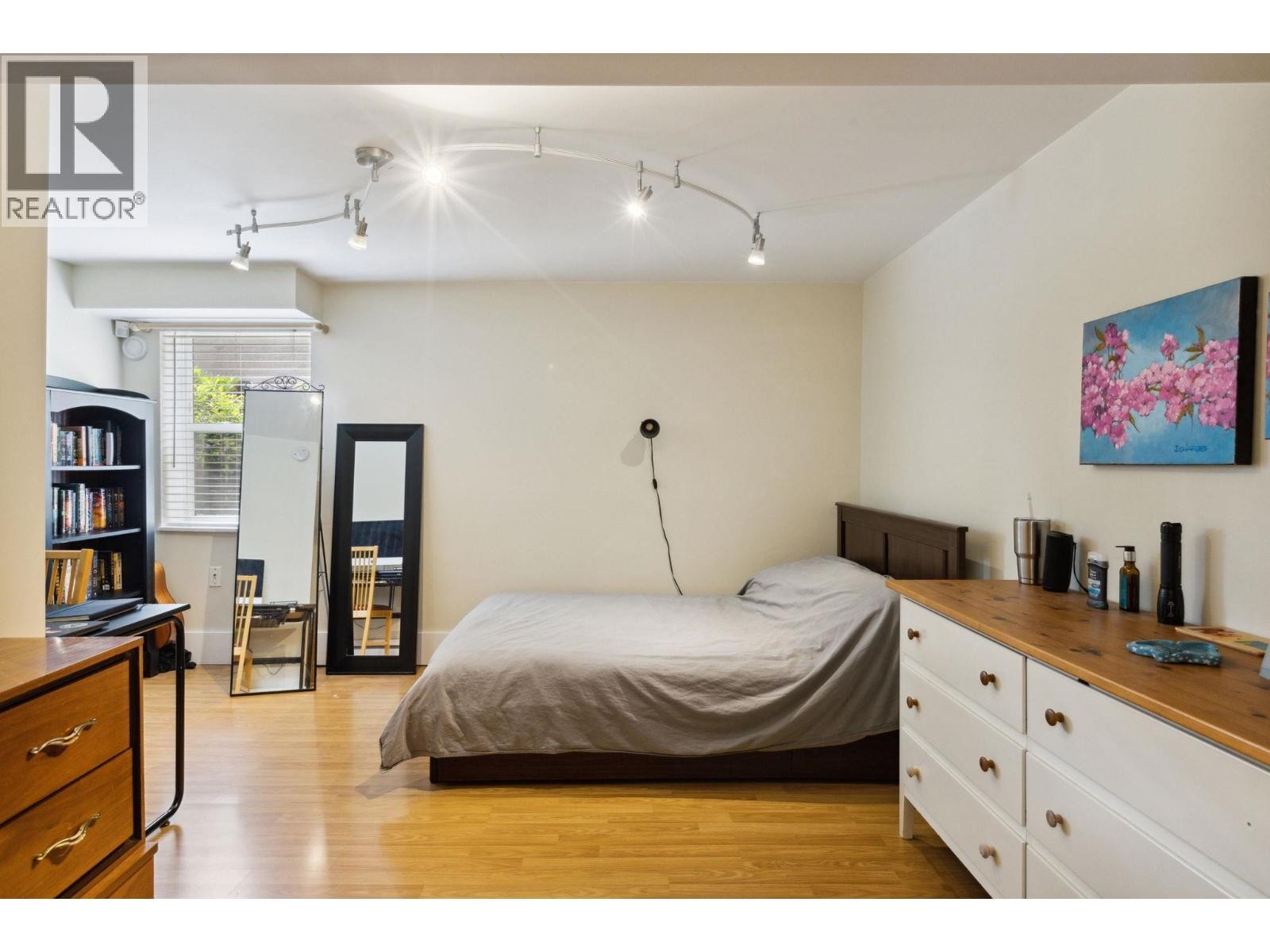 












349 E 24TH STREET

,
North Vancouver,




British Columbia
V7L3E9

