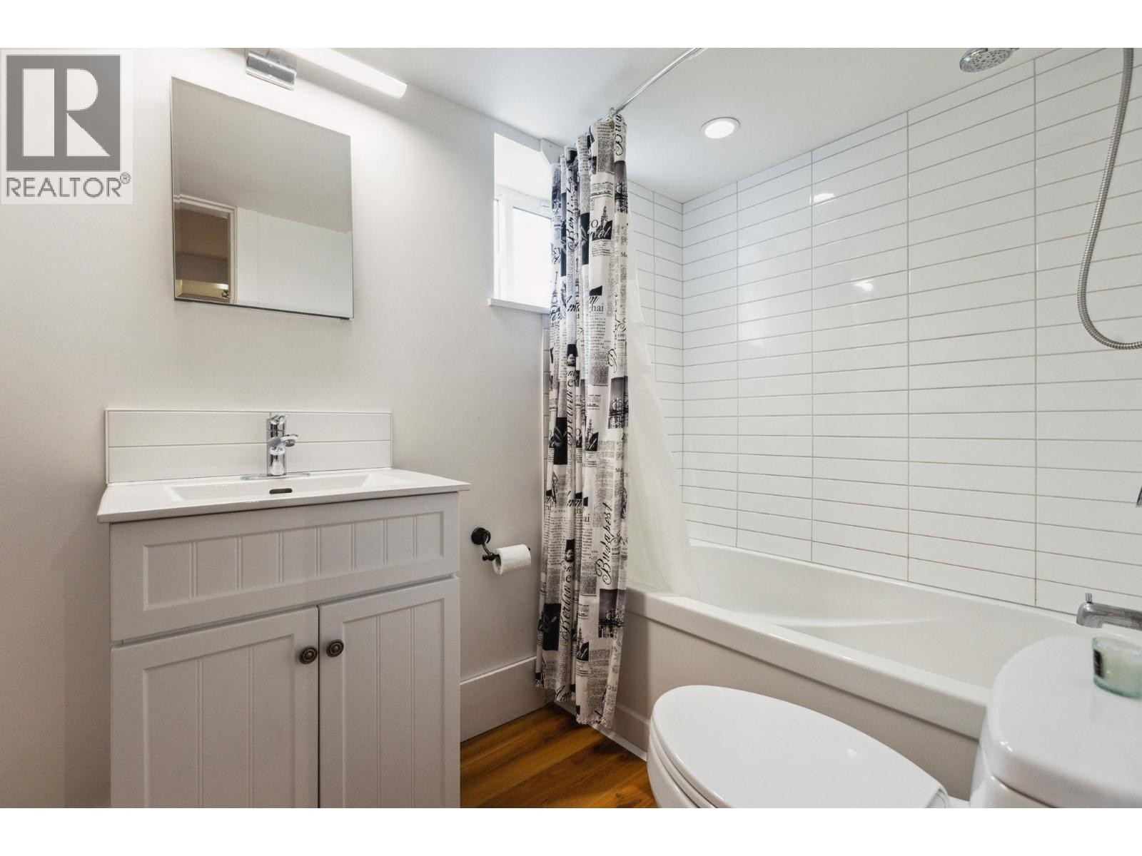 












349 E 24TH STREET

,
North Vancouver,




British Columbia
V7L3E9

