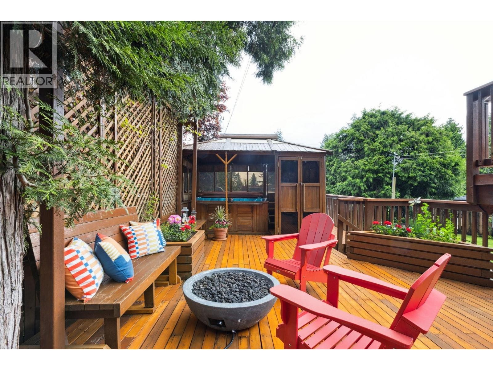 












349 E 24TH STREET

,
North Vancouver,




British Columbia
V7L3E9

