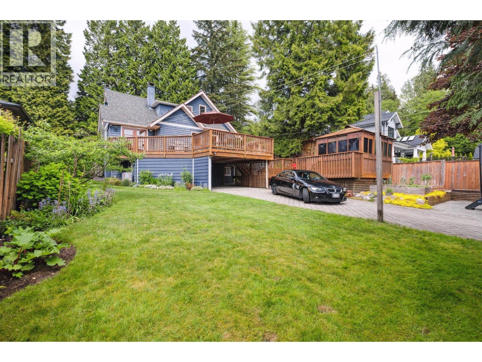 












349 E 24TH STREET

,
North Vancouver,




British Columbia
V7L3E9

