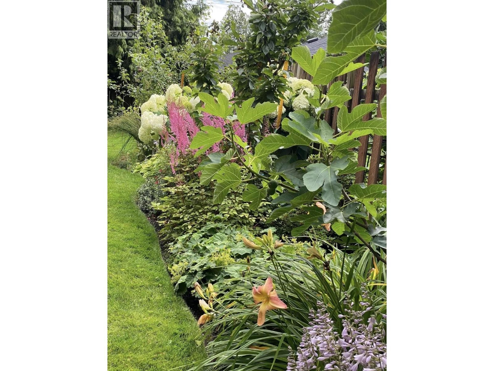 












349 E 24TH STREET

,
North Vancouver,




British Columbia
V7L3E9

