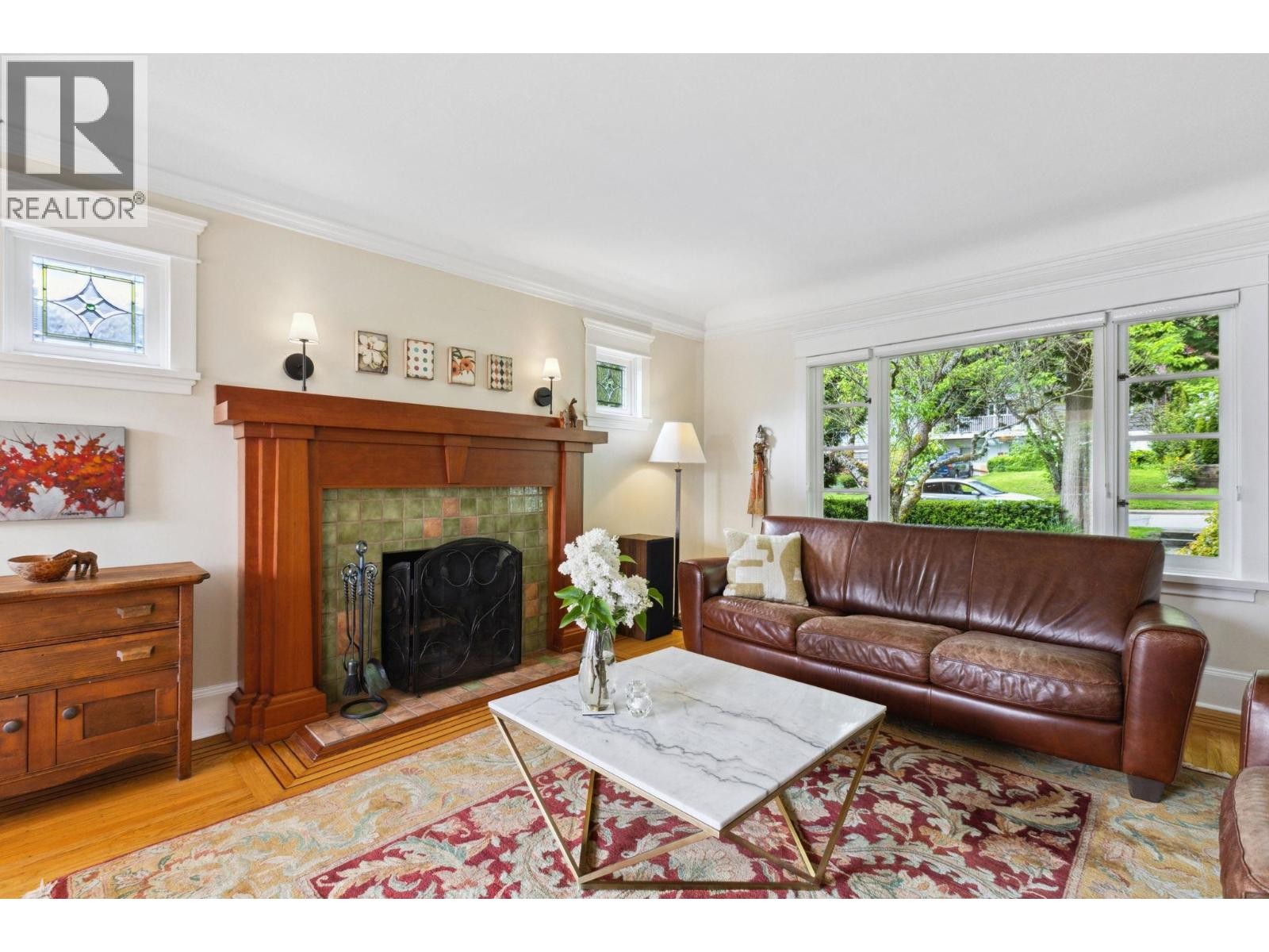 












349 E 24TH STREET

,
North Vancouver,




British Columbia
V7L3E9

