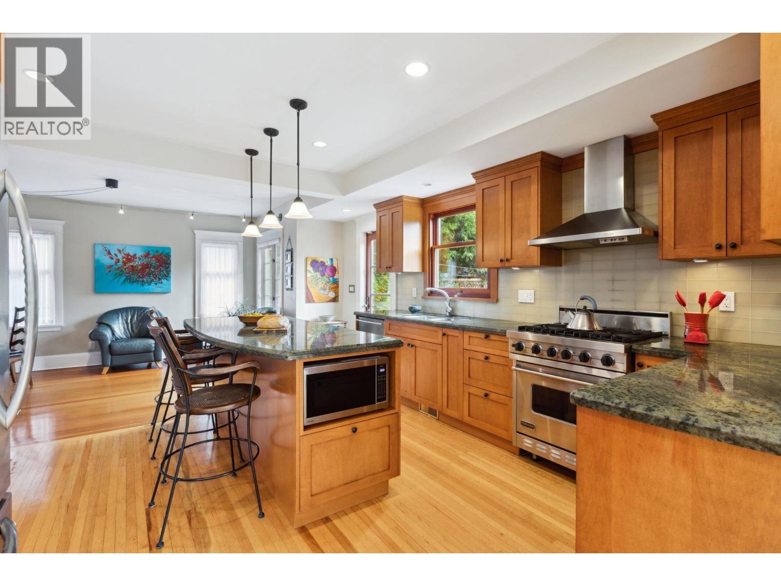 












349 E 24TH STREET

,
North Vancouver,




British Columbia
V7L3E9

